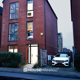 Modern Beautiful 5 bed - Free Two Vehicle Parking
