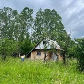 Kazanlak Cottage Shelter Country House with 1 Room and 1 Attic - No electricity, No Water, with Outhouse, hotel a Kazanlŭk
