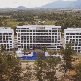 Roxy Beach Apartment, hotel di Sematan