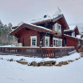 Laftet hytte i strandkanten med bade og fiske muligheter, hotel sa Vradal