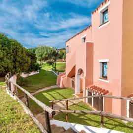 Villas with air conditioning and shared pool, just a few minutes from La Pelosa beach, hotel in Cuile Pazzoni