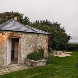 The Lookout: Cosy Compact Cottage, hotel in Totland