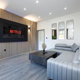 Spacious 2BR Bolton Home Cinema Room & Fast WiFi, hotel in Bolton