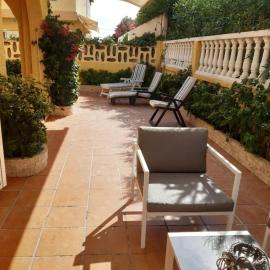 Adosado/casa con terraza y buhardilla. Playa El Perelló، فندق في إل بيريلو