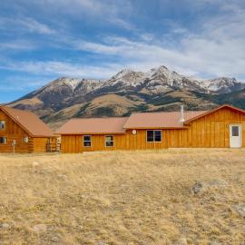 Yellowstone Lodge w/ Game Room & Panoramic Views, Hotel in Emigrant