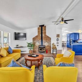 Cozy Cabin on 10 acres, hotel in Pilot Hill