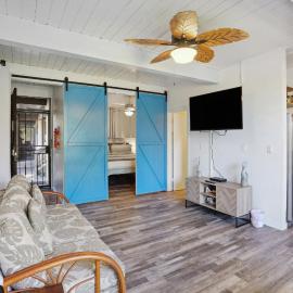 < 1 Mi to Beach + Town! Airy Kailua-Kona Condo, hotel u gradu Kailua-Kona