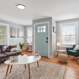 BOHO BUNGALOW - STEPS FROM HISTORIC DOWNTOWN APEX, hotel u gradu Ejpeks