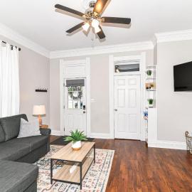 Cheerful 2-Bedroom Cottage in Downtown Noblesville, Hotel in Noblesville