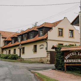 Hotel Lony, hotel em Mochov