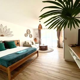 Spacious studio with pool and beach in Orient Bay