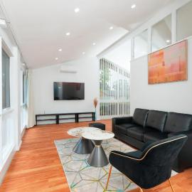 Cozy Retreat-4 Queen Bed, 3TV, Full Kitchen, Cot, Pets allowed-Fully Fenced, FreeWifi