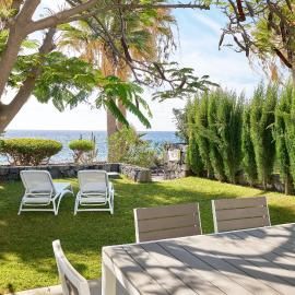 Encanto Costero Bungalow Acogedor en Golf del Sur, Tenerife, hotel in San Miguel de Abona