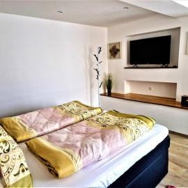 charmantes Landhaus "Wildrose", kurz vor Halle, 4 Schlafzimmer, hotel in Petersberg