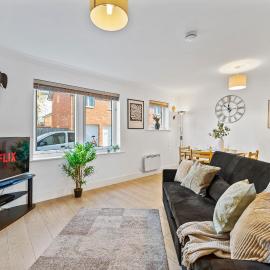 Modern 2 Bed Flat in Warwick - Parking