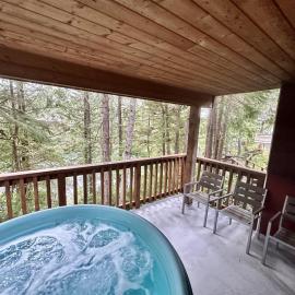 Cozy 2 Bedroom Waterfront Cottage With Hot Tub!, hotel a Ucluelet