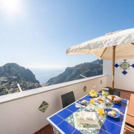 Terrazza Belvedere a Pontone -Scala- Amalfi coast- park included, hotel em Pontone