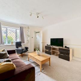 Experience Surrey 2Bed Home in Walton with Parking - Pass the Keys, hotel u gradu Walton-on-Thames