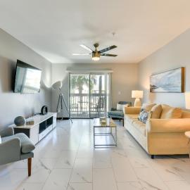 *Coastal Luxe Retreat* Near Dining, Shopping, Golf