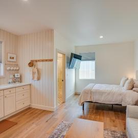 Modern Studio in Bend ~ 3 Mi to Sunriver Resort!, hotel u gradu Bend