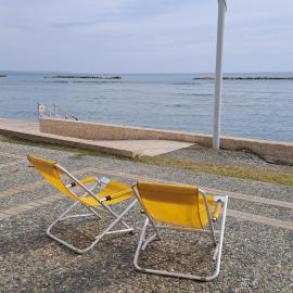Seaside 2BR Apartment 30m from Sea & Free Parking, hôtel à Oroklini