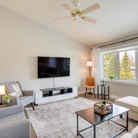Bright Little Chute Condo w/ Deck & Yard!, hotel a Little Chute