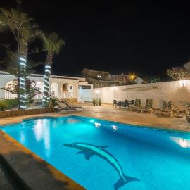 Casa Blanca la Villa Grande - Private SWIMMING POOL & GARDEN - JACUZZI XXL - BEACH 2,4km - AIRPORT 9 km - CENTER 0,8km, hotel in Gran Alacant