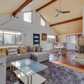 Cozy Pennsylvania Home w/ Pool Table & Pool Access, hotel in Effort