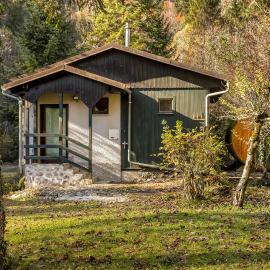 Cabin by the river Polhov Gradec, hotel in Polhov Gradec