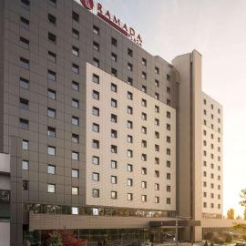 Ramada Plaza by Wyndham Bucharest Convention Center、ブカレストのホテル