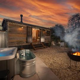 Willow Hideaway-Shepherd Hut, Hot Tub, Wood Burner