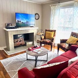 KING BED Family Friendly Cottage - Walk to Zoo & Waterpark - Near Downtown & Midtown, hotel in Hattiesburg