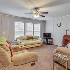 Pet-Friendly Home ~ 10 Mi to Hocking Hills!, hotel in South Bloomingville