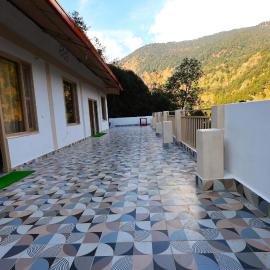 Chopta House Hotel and Restaurant, hotel u gradu 'Sari'