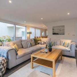 Yew Tree Lodge CW85 HOT TUB Lakeside Spa Property, hotel a Gloucestershire