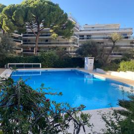 Logement en résidence vacances classe 2 étoiles au bord de mer 4 couchages avec cabine lit superposé et au salon un canapé convertible et piscine à 300 m des transports communs,gare ferroviaire,commerces et plages، فندق في أنتيب