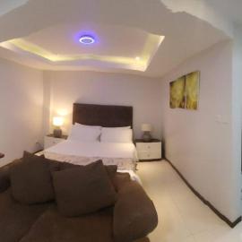 Sheryll Escapes - 218 La Grande, modern studio with hotel amenities!
