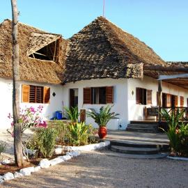 Viesnīca FULLY PRIVATE VILLA 390sqm ZERO MINUTES TO BEACH MATEMWE pilsētā Matemve