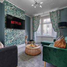 Stunning Design 3-Bedroom Townhouse Retreat in Southsea, Sleeps 8, Chic and Spacious with Free Parking Permit, SUMMER SPECIAL OFFER AVAILABLE! - by Blue Puffin Stays, hotel in Portsmouth