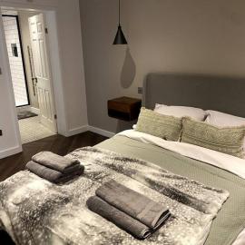 The Retreat, luxury studio apartment in Bath with parking