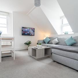 Spacious 3-Bed, Town Centre, Parking, Near Beach