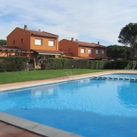 Casa con piscina a menos de 1 min de la playa. AA