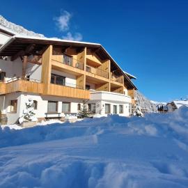 Alpenspitz Appartements - Garni - B&B, hotel en Racines