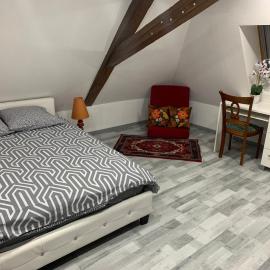 Chambre rustique avec double lit et sa salle de bain privée、Urbèsのホテル