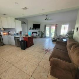 Beautiful 3 bedroom home 4 minutes from the beach, hotelli kohteessa Pensacola