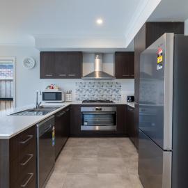 Cranbourne Entire house 4bedroom, hotel din Cranbourne