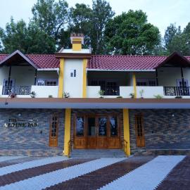 The Alpine Inn, hotel i Gūdalūr