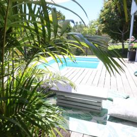 Lush Spacious Family Home between Beach & Town: Knysna şehrinde bir otel