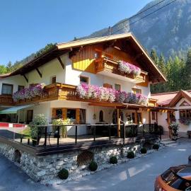 Gästehaus Almrausch, Ferienanlage mit Pool, hotelli kohteessa Nassereith