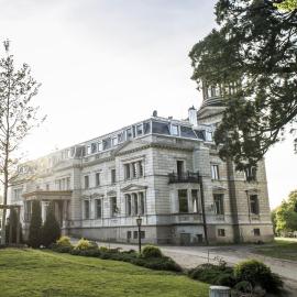 Schloss Kaarz mit Park, hotel v destinaci Kaarz
